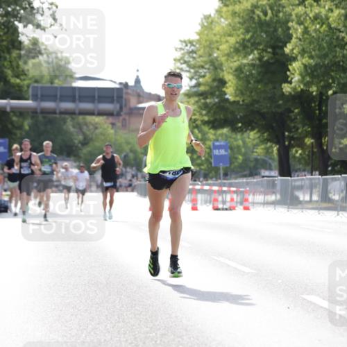 29.06.2025 - hella hamburg halbmarathon Jannik Wohlers http://msf.ph/oto/8183794 29.06.2025 09:43:05 Lombardsbrücke 1271, 2180, 6090, 7380, 9565, 9767, 10867, 13374, 14757, 15483, 15671, 18328, 18693, 18695, 18989 meine-sportfotos.de