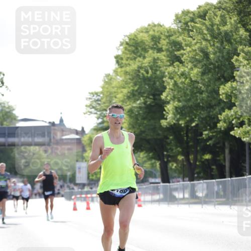 29.06.2025 - hella hamburg halbmarathon Jannik Wohlers http://msf.ph/oto/8183817 29.06.2025 09:43:05 Lombardsbrücke 1271, 2180, 6090, 7380, 9565, 9767, 10867, 13374, 14757, 15483, 15671, 18328, 18693, 18695, 18989 meine-sportfotos.de