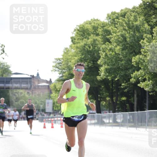 29.06.2025 - hella hamburg halbmarathon Jannik Wohlers http://msf.ph/oto/8183865 29.06.2025 09:43:05 Lombardsbrücke 1271, 2180, 6090, 7380, 9565, 9767, 10867, 13374, 14757, 15483, 15671, 18328, 18693, 18695, 18989 meine-sportfotos.de