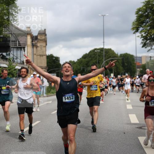 29.06.2025 - hella hamburg halbmarathon Yannick Fuchs http://msf.ph/oto/8184077 29.06.2025 10:43:27 20KM 1094, 1342, 1381, 1452, 1476, 2013, 2504, 2592, 2596, 2706, 2889, 2937, 3060, 4017, 4183, 4185, 4832, 5460, 5705, 6158, 7067, 7297, 8112, 8302, 8821, 9038, 9126, 9213, 9463, 9619, 9649, 9695, 9924, 10053, 10184, 10859, 10860, 11340, 11519, 11579, 11679, 11779, 11819, 11977, 12094, 12421, 12533, 12670, 13233, 13269, 13688, 14526, 15422, 15523, 15857, 15894, 16114, 16369, 16592, 16627, 16653, 16731, 16891, 17173, 17632, 18058, 18842, 18873 meine-sportfotos.de