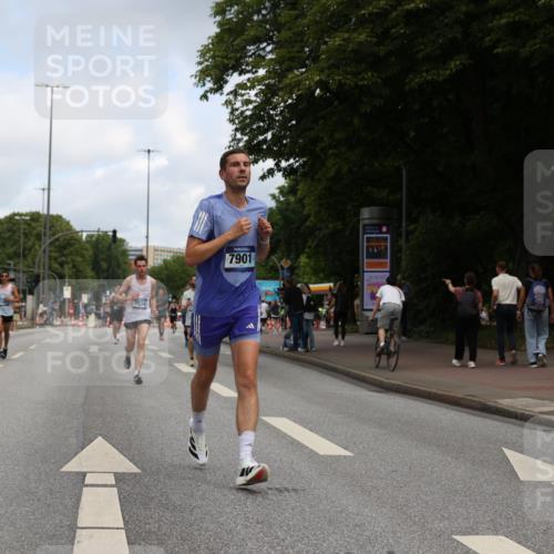 29.06.2025 - hella hamburg halbmarathon Yannick Fuchs http://msf.ph/oto/8184166 29.06.2025 10:29:04 20KM 1080, 2228, 2879, 3005, 5550, 6305, 7534, 7884, 7901, 9376, 9519, 11019, 11202, 11230, 11661, 13771, 14448, 14549, 15500, 15902, 16148, 16243, 16417, 17751, 17877, 18026, 18837 meine-sportfotos.de