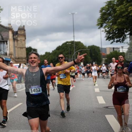 29.06.2025 - hella hamburg halbmarathon Yannick Fuchs http://msf.ph/oto/8184173 29.06.2025 10:43:28 20KM 1094, 1342, 1381, 1452, 1476, 2013, 2504, 2592, 2596, 2706, 2889, 2937, 3060, 4017, 4183, 4185, 4832, 5460, 5705, 6158, 7067, 7297, 8112, 8302, 8821, 9038, 9126, 9213, 9463, 9619, 9649, 9695, 9924, 10053, 10184, 10859, 10860, 11340, 11519, 11579, 11679, 11779, 11819, 11977, 12094, 12421, 12533, 12670, 13233, 13269, 13688, 14526, 15422, 15523, 15857, 15894, 16114, 16369, 16627, 16653, 16731, 16891, 17173, 17632, 17753, 18058, 18842, 18873 meine-sportfotos.de