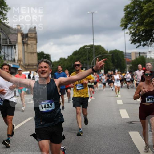 29.06.2025 - hella hamburg halbmarathon Yannick Fuchs http://msf.ph/oto/8184185 29.06.2025 10:43:28 20KM 1094, 1342, 1381, 1452, 1476, 2013, 2504, 2592, 2596, 2706, 2889, 2937, 3060, 4017, 4183, 4185, 4832, 5460, 5705, 6158, 7067, 7297, 8112, 8302, 8821, 9038, 9126, 9213, 9463, 9619, 9649, 9695, 9924, 10053, 10184, 10859, 10860, 11340, 11519, 11579, 11679, 11779, 11819, 11977, 12094, 12421, 12533, 12670, 13233, 13269, 13688, 14526, 15422, 15523, 15857, 15894, 16114, 16369, 16627, 16653, 16731, 16891, 17173, 17632, 17753, 18058, 18842, 18873 meine-sportfotos.de