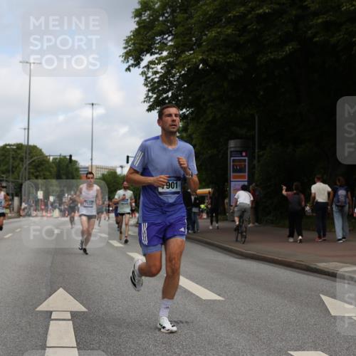 29.06.2025 - hella hamburg halbmarathon Yannick Fuchs http://msf.ph/oto/8184202 29.06.2025 10:29:04 20KM 1080, 2228, 2879, 3005, 5550, 6305, 7534, 7884, 7901, 9376, 9519, 11019, 11202, 11230, 11661, 13771, 14448, 14549, 15500, 15902, 16148, 16243, 16417, 17751, 17877, 18026, 18837 meine-sportfotos.de