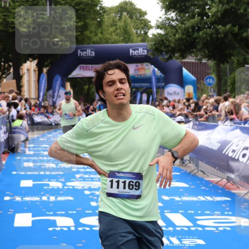 29.06.2025 - hella hamburg halbmarathon Zöllner http://msf.ph/oto/8184216 29.06.2025 10:33:10 Ziel 1910, 6473, 14276, 17802 meine-sportfotos.de