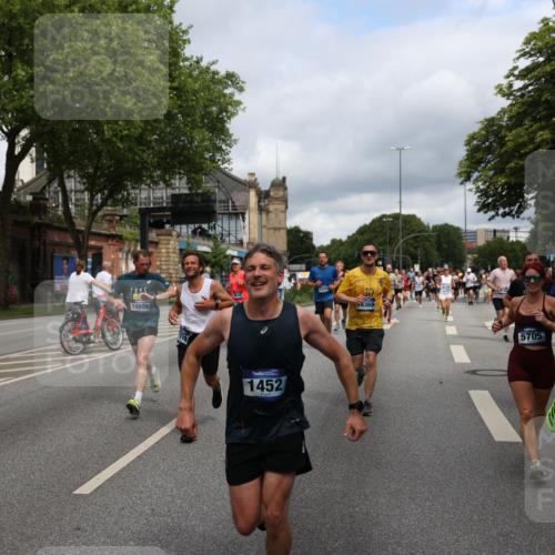 29.06.2025 - hella hamburg halbmarathon Yannick Fuchs http://msf.ph/oto/8184295 29.06.2025 10:43:28 20KM 1094, 1342, 1381, 1452, 1476, 2013, 2504, 2592, 2596, 2706, 2889, 2937, 3060, 4017, 4183, 4185, 4832, 5460, 5705, 6158, 7067, 7297, 8112, 8302, 8821, 9038, 9126, 9213, 9463, 9619, 9649, 9695, 9924, 10053, 10184, 10859, 10860, 11340, 11519, 11579, 11679, 11779, 11819, 11977, 12094, 12421, 12533, 12670, 13233, 13269, 13688, 14526, 15422, 15523, 15857, 15894, 16114, 16369, 16627, 16653, 16731, 16891, 17173, 17632, 17753, 18058, 18842, 18873 meine-sportfotos.de