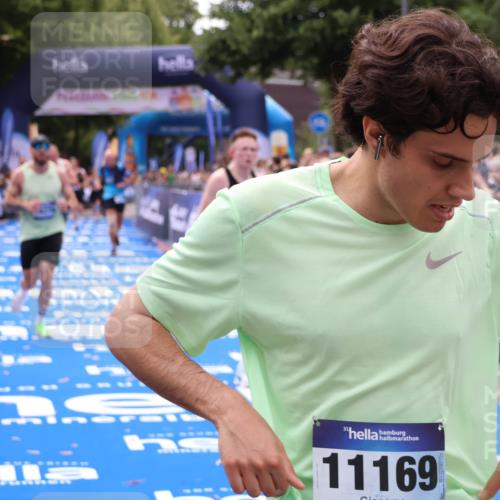 29.06.2025 - hella hamburg halbmarathon Zöllner http://msf.ph/oto/8184328 29.06.2025 10:33:12 Ziel 1910, 6473, 14276, 17802 meine-sportfotos.de