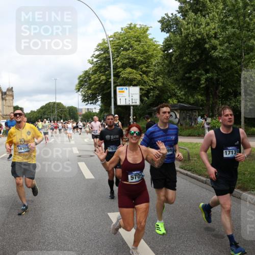 29.06.2025 - hella hamburg halbmarathon Yannick Fuchs http://msf.ph/oto/8184492 29.06.2025 10:43:29 20KM 1094, 1342, 1381, 1452, 1476, 2013, 2504, 2592, 2596, 2706, 2889, 2937, 3060, 4017, 4183, 4185, 4832, 5460, 5705, 6158, 7067, 7297, 7332, 8112, 8302, 8821, 9038, 9126, 9213, 9463, 9619, 9649, 9695, 9924, 10053, 10184, 10859, 10860, 11340, 11519, 11579, 11679, 11779, 11819, 11977, 12094, 12421, 12533, 12670, 13233, 13269, 13688, 14526, 15422, 15523, 15857, 15894, 16114, 16369, 16627, 16653, 16731, 16891, 17173, 17632, 17753, 18058, 18842, 18873 meine-sportfotos.de