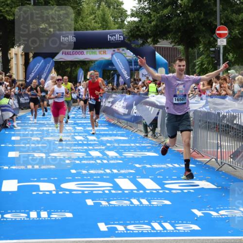 29.06.2025 - hella hamburg halbmarathon Zöllner http://msf.ph/oto/8184495 29.06.2025 10:42:02 Ziel 5690, 6593, 7363, 8694, 11417, 12292, 13196, 15846, 16507, 17864, 17926, 18920, 19046 meine-sportfotos.de