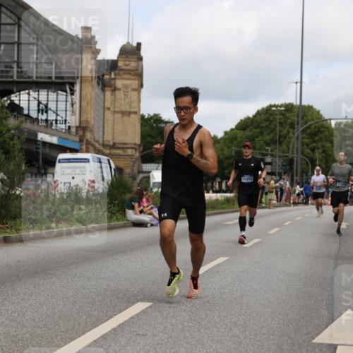 29.06.2025 - hella hamburg halbmarathon Yannick Fuchs http://msf.ph/oto/8184667 29.06.2025 10:29:16 20KM 1002, 1080, 3005, 4477, 5048, 5152, 5550, 6169, 6878, 7534, 7628, 7884, 9519, 9686, 11202, 11230, 11661, 14069, 15902, 16417, 17014, 18026, 18837 meine-sportfotos.de