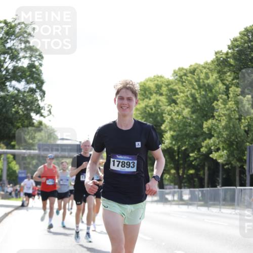 29.06.2025 - hella hamburg halbmarathon Jannik Wohlers http://msf.ph/oto/8184726 29.06.2025 09:43:14 Lombardsbrücke 2075, 2180, 2203, 7380, 8318, 9804, 10351, 13941, 15023, 15136, 17893, 18763 meine-sportfotos.de