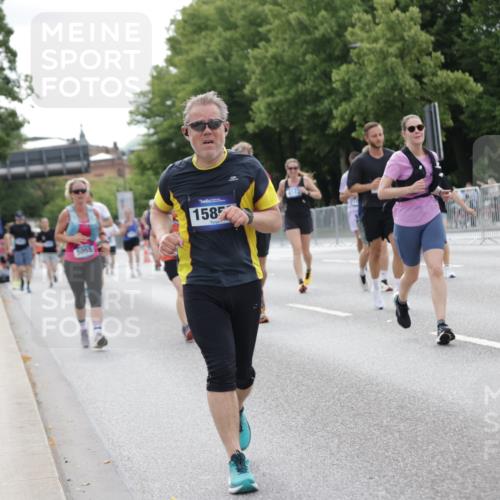 29.06.2025 - hella hamburg halbmarathon Jannik Wohlers http://msf.ph/oto/8184739 29.06.2025 10:23:26 Lombardsbrücke 1444, 1545, 2125, 2489, 4122, 4646, 4990, 5055, 5160, 5358, 5661, 6747, 8031, 8141, 8149, 8181, 8502, 8676, 8717, 9217, 9603, 9715, 10649, 11044, 11415, 11454, 11793, 13149, 14521, 15739, 15853, 16331, 17385, 17513, 18091, 18314, 18745, 18998, 19017 meine-sportfotos.de