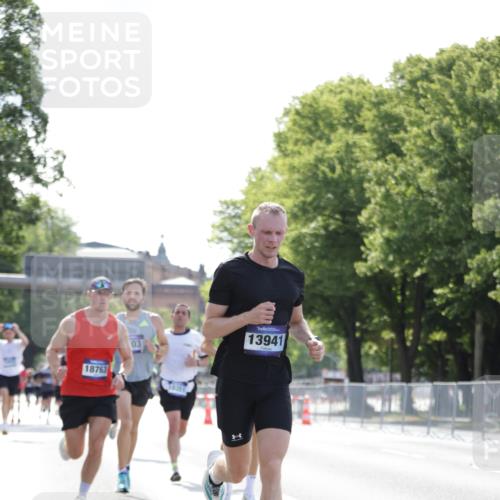 29.06.2025 - hella hamburg halbmarathon Jannik Wohlers http://msf.ph/oto/8184749 29.06.2025 09:43:14 Lombardsbrücke 2075, 2180, 2203, 7380, 8318, 9804, 10351, 13941, 15023, 15136, 17893, 18763 meine-sportfotos.de