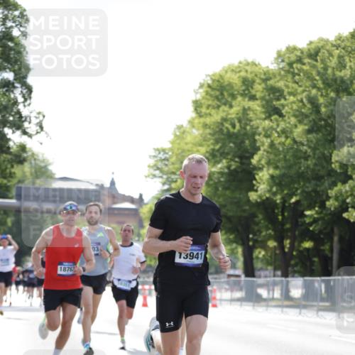 29.06.2025 - hella hamburg halbmarathon Jannik Wohlers http://msf.ph/oto/8184758 29.06.2025 09:43:14 Lombardsbrücke 2075, 2180, 2203, 7380, 8318, 9804, 10351, 13941, 15023, 15136, 17893, 18763 meine-sportfotos.de