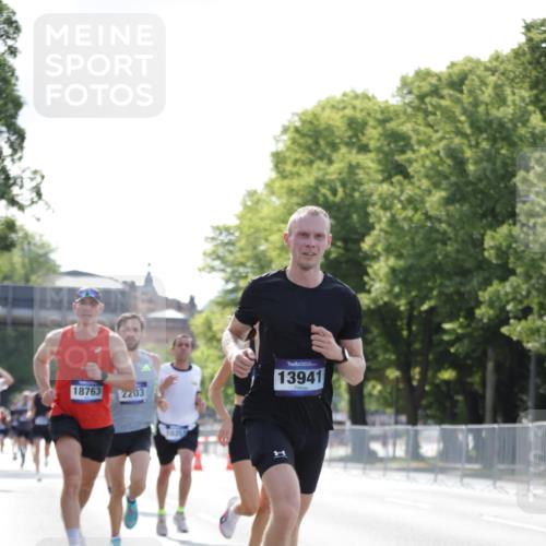 29.06.2025 - hella hamburg halbmarathon Jannik Wohlers http://msf.ph/oto/8184782 29.06.2025 09:43:15 Lombardsbrücke 2075, 2180, 2203, 7380, 8318, 9804, 10351, 13941, 15023, 15136, 17893, 18763 meine-sportfotos.de