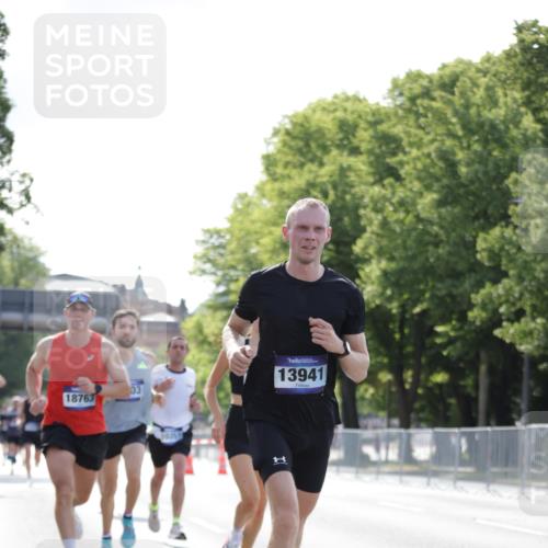 29.06.2025 - hella hamburg halbmarathon Jannik Wohlers http://msf.ph/oto/8184810 29.06.2025 09:43:15 Lombardsbrücke 2075, 2180, 2203, 7380, 8318, 9804, 10351, 13941, 15023, 15136, 17893, 18763 meine-sportfotos.de