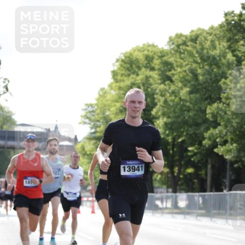 29.06.2025 - hella hamburg halbmarathon Jannik Wohlers http://msf.ph/oto/8184816 29.06.2025 09:43:15 Lombardsbrücke 2075, 2180, 2203, 7380, 8318, 9804, 10351, 13941, 15023, 15136, 17893, 18763 meine-sportfotos.de