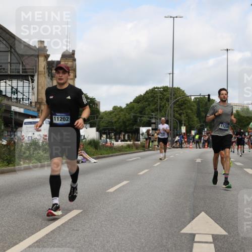 29.06.2025 - hella hamburg halbmarathon Yannick Fuchs http://msf.ph/oto/8184827 29.06.2025 10:29:18 20KM 1002, 1080, 4477, 5048, 5152, 5550, 6169, 6878, 7534, 7628, 7884, 8395, 9519, 9686, 11202, 11230, 11661, 14069, 14388, 15902, 16417, 17014, 18026, 18837 meine-sportfotos.de