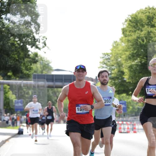 29.06.2025 - hella hamburg halbmarathon Jannik Wohlers http://msf.ph/oto/8184855 29.06.2025 09:43:16 Lombardsbrücke 2075, 2180, 2203, 8318, 9804, 10351, 13941, 15023, 15136, 17893, 18763, 18832 meine-sportfotos.de
