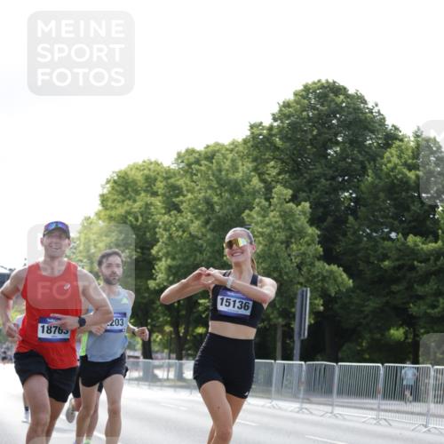 29.06.2025 - hella hamburg halbmarathon Jannik Wohlers http://msf.ph/oto/8184881 29.06.2025 09:43:16 Lombardsbrücke 2075, 2180, 2203, 8318, 9804, 10351, 13941, 15023, 15136, 17893, 18763, 18832 meine-sportfotos.de