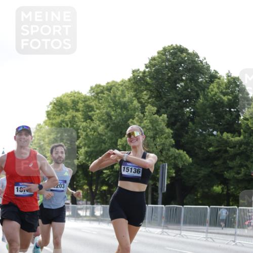 29.06.2025 - hella hamburg halbmarathon Jannik Wohlers http://msf.ph/oto/8184886 29.06.2025 09:43:16 Lombardsbrücke 2075, 2180, 2203, 8318, 9804, 10351, 13941, 15023, 15136, 17893, 18763, 18832 meine-sportfotos.de