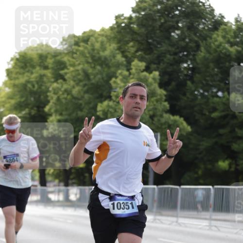 29.06.2025 - hella hamburg halbmarathon Jannik Wohlers http://msf.ph/oto/8184961 29.06.2025 09:43:18 Lombardsbrücke 2075, 2180, 2203, 8318, 9804, 10351, 13941, 15023, 15136, 17040, 17893, 18763, 18832 meine-sportfotos.de