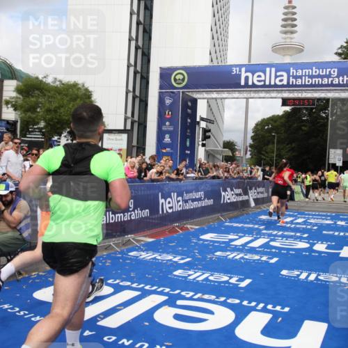 29.06.2025 - hella hamburg halbmarathon Michael Strokosch http://msf.ph/oto/8184965 29.06.2025 10:41:56 Ziel 1169, 7092, 10415, 11765, 15521, 15935, 16507 meine-sportfotos.de