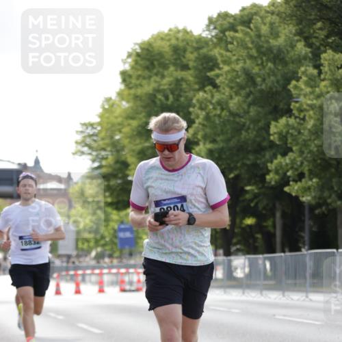 29.06.2025 - hella hamburg halbmarathon Jannik Wohlers http://msf.ph/oto/8185006 29.06.2025 09:43:19 Lombardsbrücke 2075, 2180, 2203, 8318, 9804, 10351, 13941, 15023, 15136, 17040, 17893, 18763, 18832 meine-sportfotos.de