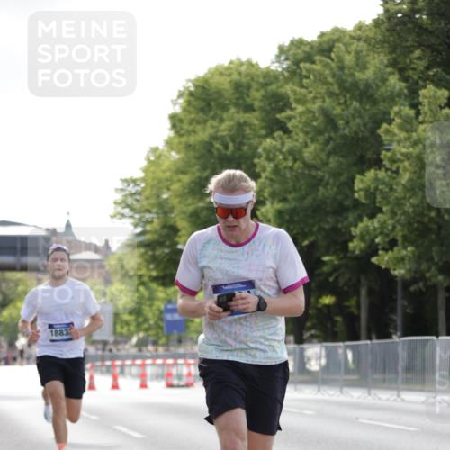 29.06.2025 - hella hamburg halbmarathon Jannik Wohlers http://msf.ph/oto/8185015 29.06.2025 09:43:19 Lombardsbrücke 2075, 2180, 2203, 8318, 9804, 10351, 13941, 15023, 15136, 17040, 17893, 18763, 18832 meine-sportfotos.de