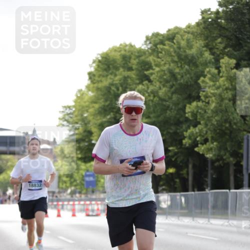 29.06.2025 - hella hamburg halbmarathon Jannik Wohlers http://msf.ph/oto/8185022 29.06.2025 09:43:19 Lombardsbrücke 2075, 2180, 2203, 8318, 9804, 10351, 13941, 15023, 15136, 17040, 17893, 18763, 18832 meine-sportfotos.de