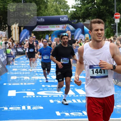 29.06.2025 - hella hamburg halbmarathon Zöllner http://msf.ph/oto/8185028 29.06.2025 10:42:17 Ziel 1903, 2675, 5682, 7765, 7865, 9365, 13709, 14811, 14899, 16626, 16660, 17182, 17363, 18772, 18802 meine-sportfotos.de