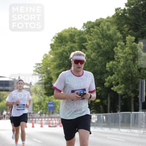29.06.2025 - hella hamburg halbmarathon Jannik Wohlers http://msf.ph/oto/8185030 29.06.2025 09:43:19 Lombardsbrücke 2075, 2180, 2203, 8318, 9804, 10351, 13941, 15023, 15136, 17040, 17893, 18763, 18832 meine-sportfotos.de