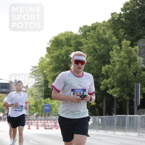 29.06.2025 - hella hamburg halbmarathon Jannik Wohlers http://msf.ph/oto/8185041 29.06.2025 09:43:19 Lombardsbrücke 2075, 2180, 2203, 8318, 9804, 10351, 13941, 15023, 15136, 17040, 17893, 18763, 18832 meine-sportfotos.de