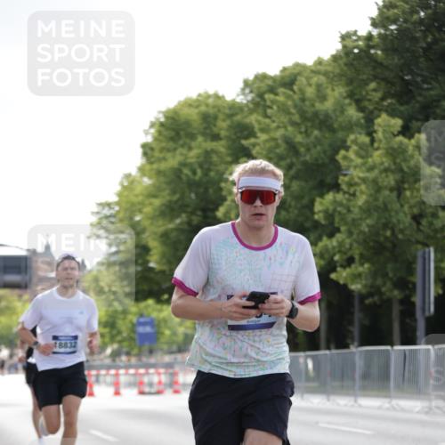29.06.2025 - hella hamburg halbmarathon Jannik Wohlers http://msf.ph/oto/8185051 29.06.2025 09:43:19 Lombardsbrücke 2075, 2180, 2203, 8318, 9804, 10351, 13941, 15023, 15136, 17040, 17893, 18763, 18832 meine-sportfotos.de