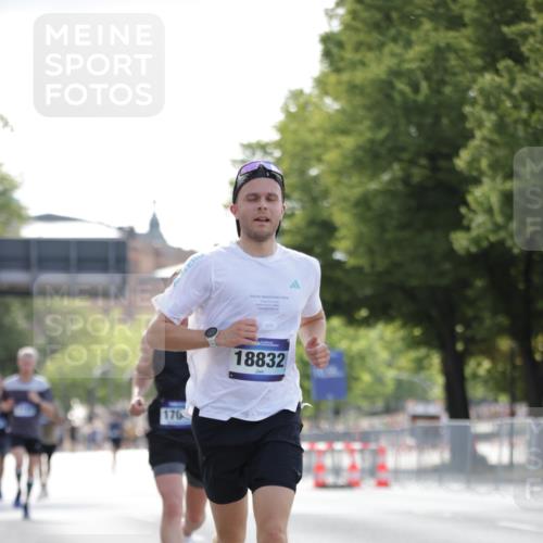 29.06.2025 - hella hamburg halbmarathon Jannik Wohlers http://msf.ph/oto/8185066 29.06.2025 09:43:20 Lombardsbrücke 2075, 2180, 2203, 8318, 9804, 10351, 13941, 15023, 15136, 17040, 17893, 18763, 18832 meine-sportfotos.de