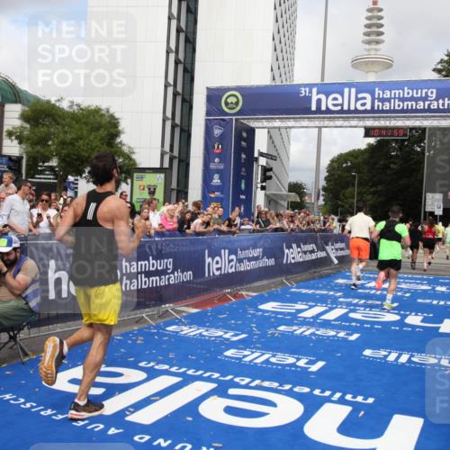 29.06.2025 - hella hamburg halbmarathon Michael Strokosch http://msf.ph/oto/8185069 29.06.2025 10:41:58 Ziel 1169, 7092, 8694, 11765, 15521, 15935, 16507 meine-sportfotos.de
