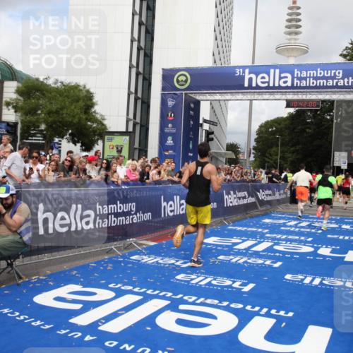 29.06.2025 - hella hamburg halbmarathon Michael Strokosch http://msf.ph/oto/8185072 29.06.2025 10:41:58 Ziel 1169, 7092, 8694, 11765, 15521, 15935, 16507 meine-sportfotos.de
