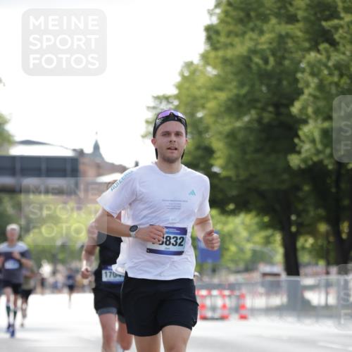 29.06.2025 - hella hamburg halbmarathon Jannik Wohlers http://msf.ph/oto/8185074 29.06.2025 09:43:20 Lombardsbrücke 2075, 2180, 2203, 8318, 9804, 10351, 13941, 15023, 15136, 17040, 17893, 18763, 18832 meine-sportfotos.de
