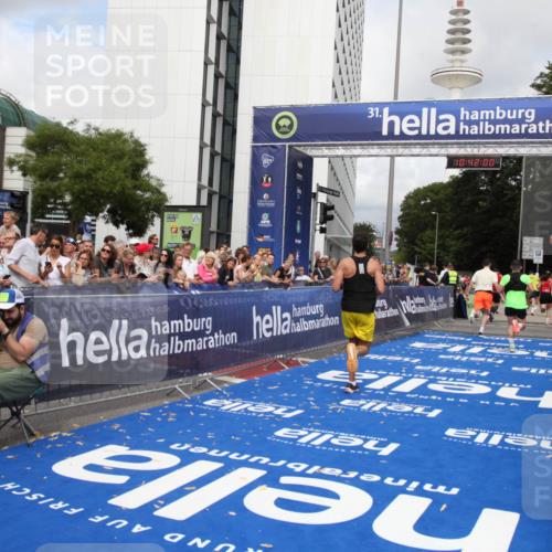 29.06.2025 - hella hamburg halbmarathon Michael Strokosch http://msf.ph/oto/8185079 29.06.2025 10:41:59 Ziel 1169, 7092, 7363, 8694, 15521, 16507 meine-sportfotos.de