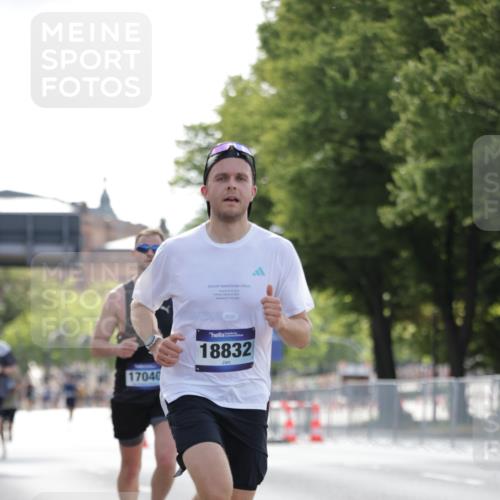 29.06.2025 - hella hamburg halbmarathon Jannik Wohlers http://msf.ph/oto/8185091 29.06.2025 09:43:20 Lombardsbrücke 2075, 2180, 2203, 8318, 9804, 10351, 13941, 15023, 15136, 17040, 17893, 18763, 18832 meine-sportfotos.de