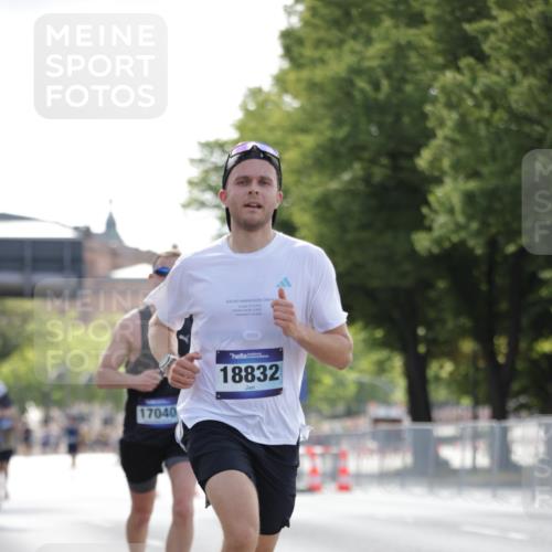 29.06.2025 - hella hamburg halbmarathon Jannik Wohlers http://msf.ph/oto/8185095 29.06.2025 09:43:20 Lombardsbrücke 2075, 2180, 2203, 8318, 9804, 10351, 13941, 15023, 15136, 17040, 17893, 18763, 18832 meine-sportfotos.de