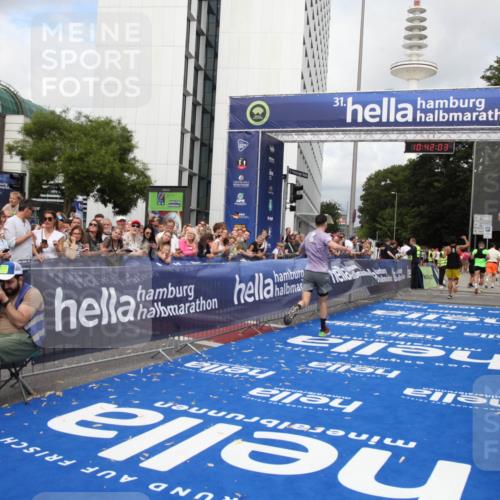 29.06.2025 - hella hamburg halbmarathon Michael Strokosch http://msf.ph/oto/8185120 29.06.2025 10:42:02 Ziel 1169, 5690, 6593, 7363, 8694, 12292, 13196, 15846, 16507, 17926, 18920, 19046 meine-sportfotos.de