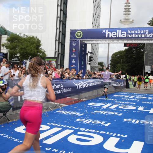 29.06.2025 - hella hamburg halbmarathon Michael Strokosch http://msf.ph/oto/8185127 29.06.2025 10:42:02 Ziel 1169, 5690, 6593, 7363, 8694, 12292, 13196, 15846, 16507, 17926, 18920, 19046 meine-sportfotos.de