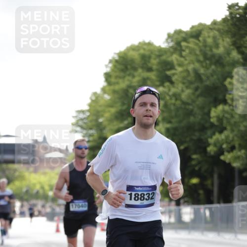 29.06.2025 - hella hamburg halbmarathon Jannik Wohlers http://msf.ph/oto/8185154 29.06.2025 09:43:21 Lombardsbrücke 2075, 2180, 2203, 3189, 8318, 9804, 10351, 11150, 13941, 15023, 15136, 17040, 17893, 18763, 18832 meine-sportfotos.de