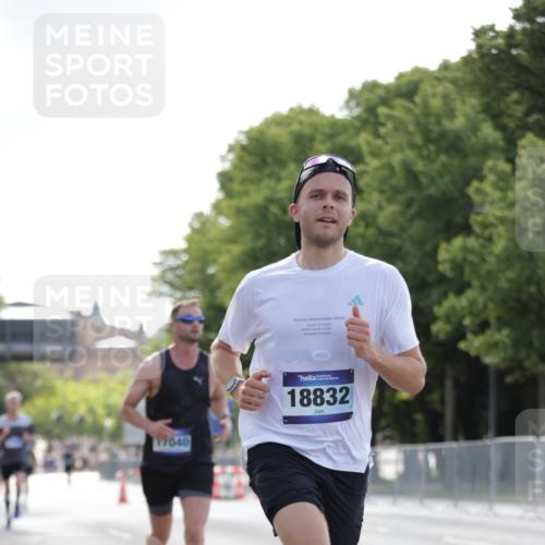 29.06.2025 - hella hamburg halbmarathon Jannik Wohlers http://msf.ph/oto/8185168 29.06.2025 09:43:21 Lombardsbrücke 2075, 2180, 2203, 3189, 8318, 9804, 10351, 11150, 13941, 15023, 15136, 17040, 17893, 18763, 18832 meine-sportfotos.de