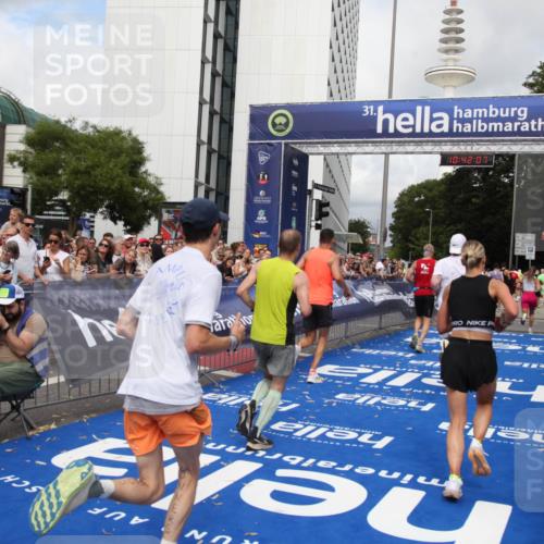 29.06.2025 - hella hamburg halbmarathon Michael Strokosch http://msf.ph/oto/8185170 29.06.2025 10:42:06 Ziel 5690, 6593, 7363, 8694, 10216, 11417, 12292, 13196, 15846, 17864, 17926, 18920, 19046 meine-sportfotos.de