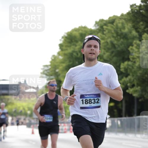 29.06.2025 - hella hamburg halbmarathon Jannik Wohlers http://msf.ph/oto/8185175 29.06.2025 09:43:21 Lombardsbrücke 2075, 2180, 2203, 3189, 8318, 9804, 10351, 11150, 13941, 15023, 15136, 17040, 17893, 18763, 18832 meine-sportfotos.de