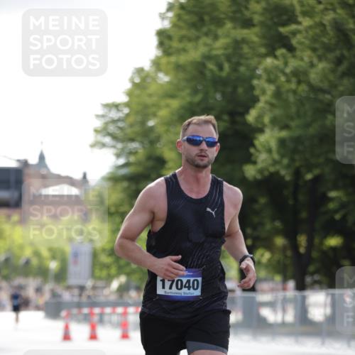29.06.2025 - hella hamburg halbmarathon Jannik Wohlers http://msf.ph/oto/8185195 29.06.2025 09:43:22 Lombardsbrücke 2075, 2203, 3189, 8318, 9804, 10351, 11150, 13941, 15023, 15136, 17040, 17893, 18763, 18832 meine-sportfotos.de