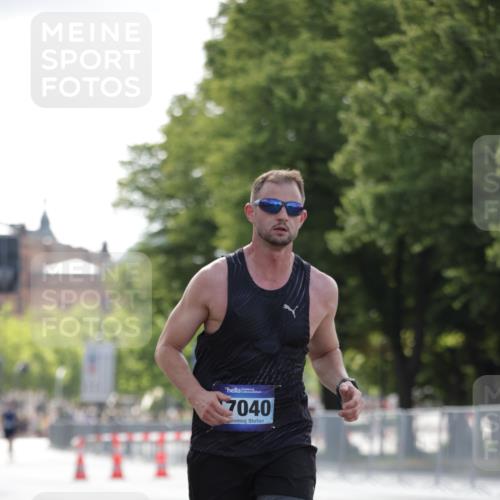 29.06.2025 - hella hamburg halbmarathon Jannik Wohlers http://msf.ph/oto/8185210 29.06.2025 09:43:22 Lombardsbrücke 2075, 2203, 3189, 8318, 9804, 10351, 11150, 13941, 15023, 15136, 17040, 17893, 18763, 18832 meine-sportfotos.de