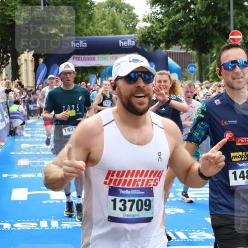 29.06.2025 - hella hamburg halbmarathon Zöllner http://msf.ph/oto/8185249 29.06.2025 10:42:23 Ziel 1312, 1903, 2675, 6639, 6770, 7865, 11907, 13746, 13807, 14226, 14811, 15175, 15270, 15654, 16281, 16660, 17182, 18330 meine-sportfotos.de